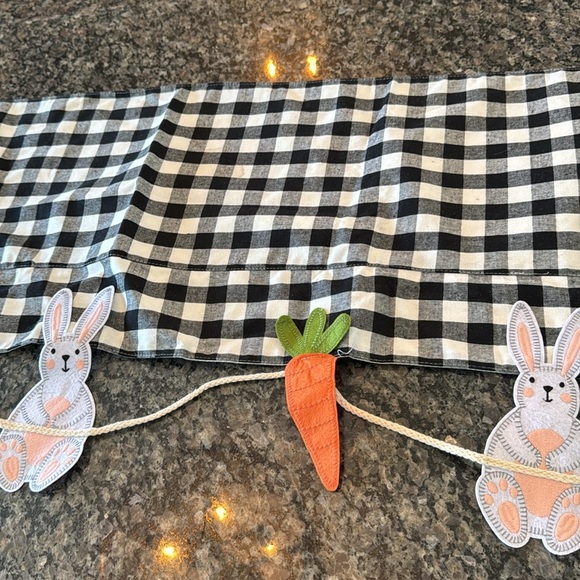 Easter checkered table or mantel runner EUC - Picture 4 of 10